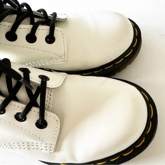 Doc Martens White Leather 11821 Boot 8 Eye AirWair Bouncing Soles Women’s Size 6 - Picture 6 of 15
